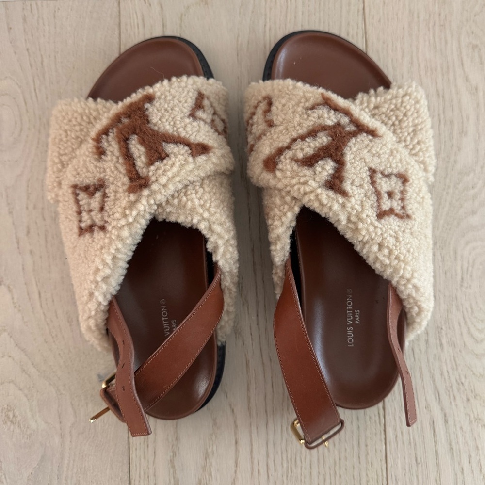 AUTHENTIC Louis Vuitton LV monogram shearling paseo slingback in good condition.